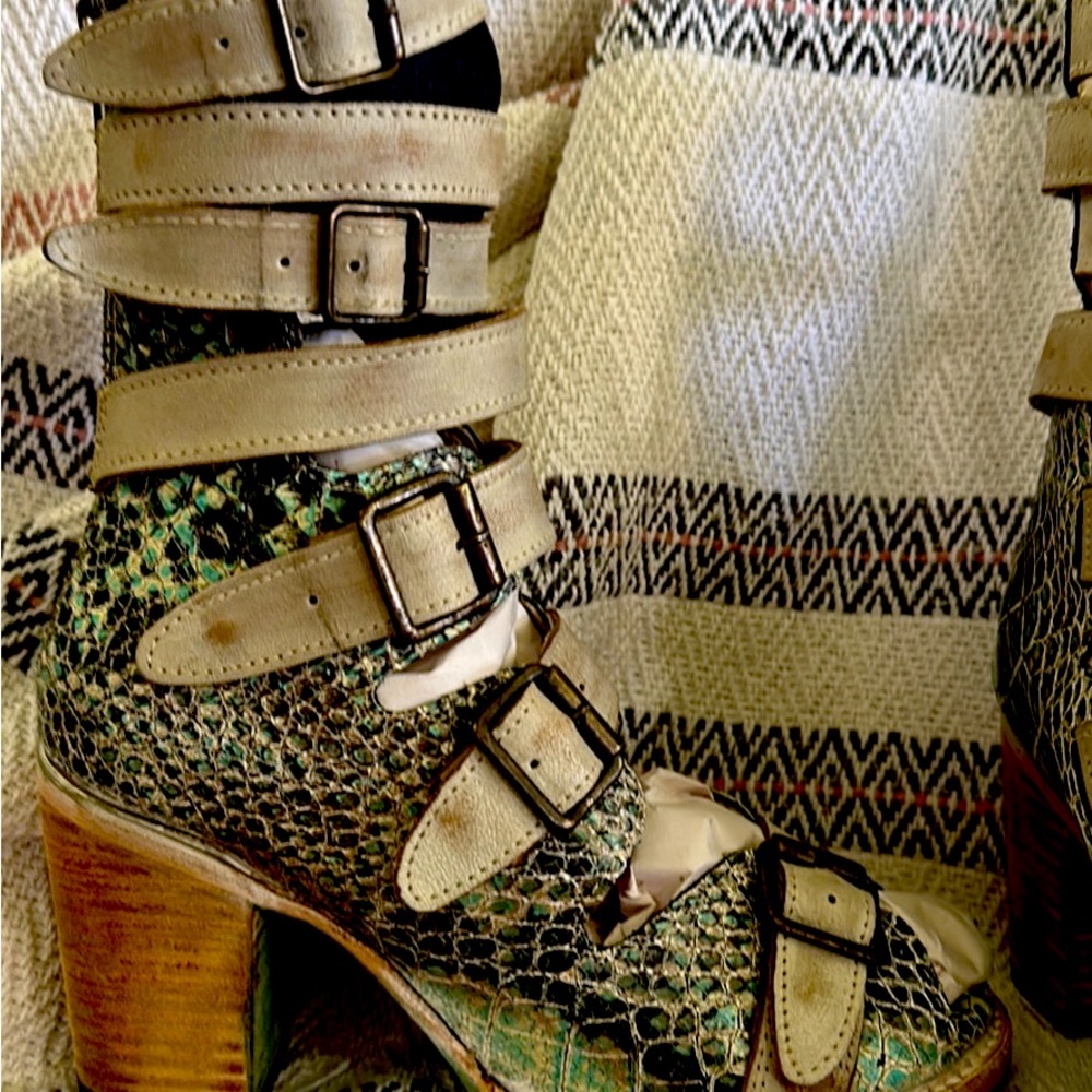 Freebird bond turquoise multi size 8 new only tried on an walked around house
